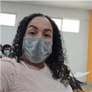 Profesora de español enseña a niños y adultos